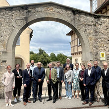 Gruppenfoto mit der Delegation vor dem Torbogen der Hochschule Rottenburg