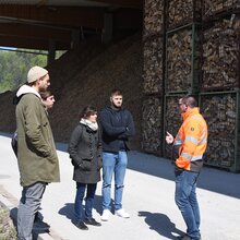 Studierende aus dem 4. Semester im Studiengang „Erneuerbare Energien“ bei der Firma „Bioenergie Zollernalb“ auf Lehrfahrt