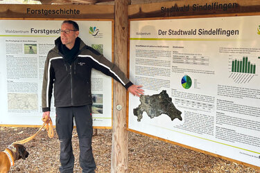 Markus Klas stellt den Stadtwald Sindelfingen an einer Infotafel im Wald vor