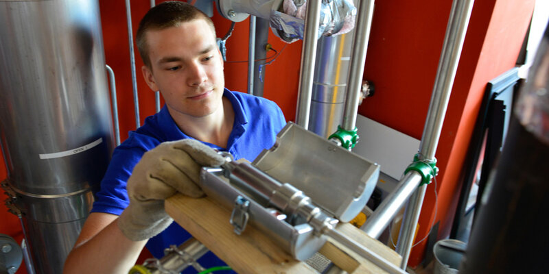 Ein Student arbeitet im Ofenraum der Hochschule Rottenburg
