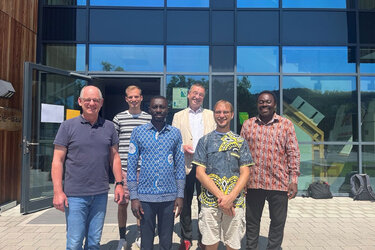 Gruppenfoto: Besuch des Erstbetreuers Prof. Nana Derkyi von der UENR (rechts) an der HFR im Juli 2024 mit Zweitbetreuer Prof. Stefan Pelz, Vertretern der auf Biogas spezialisierten Fa. Novis aus Tübingen sowie Ralf Müller, techn. Projektmitarbeiter der HFR (v.l.n.r.)