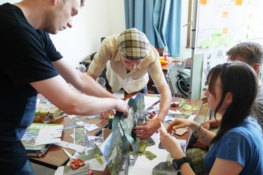 Studierende bei der Gruppenarbeit an einem Tisch