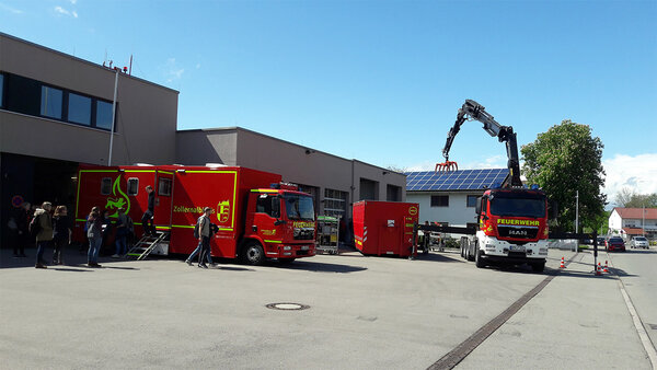 Die Studierenden besichtigen die Einsatzmittel für Katastrophenfälle von Feuerwehr und Technischem Hilfswerk.