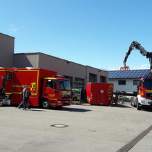Die Studierenden besichtigen die Einsatzmittel für Katastrophenfälle von Feuerwehr und Technischem Hilfswerk.