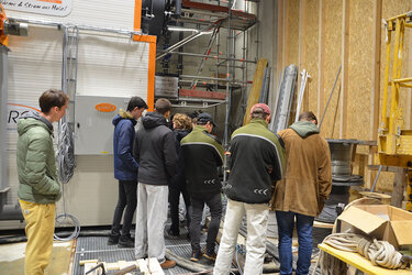 Studierende schauen sich die Gerätschaften an