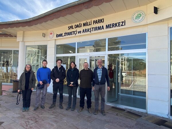 Hochschulvertreter von HFR und Izmir-University vor der Izmir-University 
