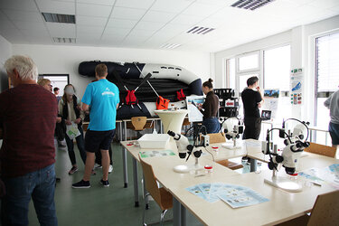 Studieninteressierte informieren sich am Infostand beim Studieninfotag an der Hochschule Rottenburg