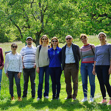 Gruppenfoto in einer Streuobstwiese