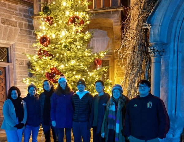 Gruppenfoto vor einem beleuchteten Weihnachtsbaum auf der Burg Hohenzollern