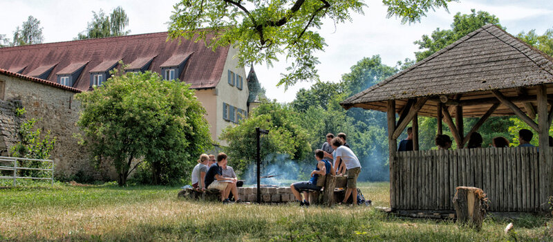 Studierende grillen gemeinsam an der Grillstelle im Arboretum der Hochschule für Forstwirtschaft