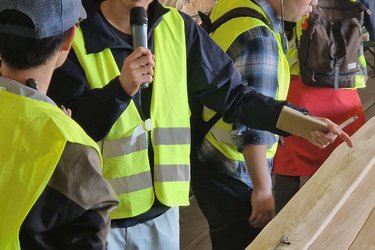 Studierende im Sägewerk