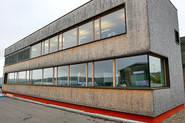 Holzhaus mit Fensterfront