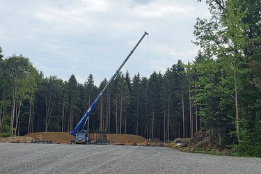Blick auf ein Kranfahrzeug