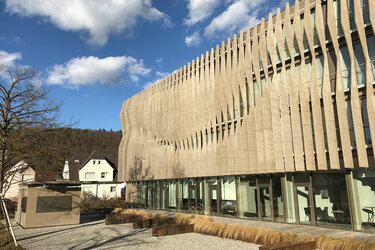 Blick auf die Holzfassade eines modernen Gebäudes