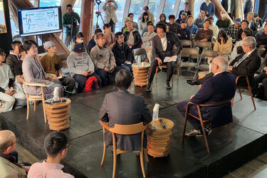 Blick auf das Podium mit den Rednern