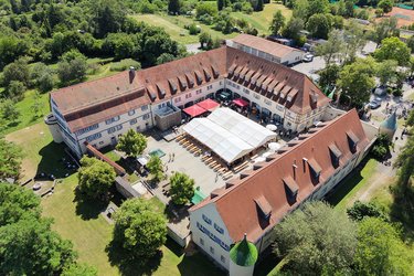 Luftbild: Blick auf das Haupgebäude der HFR mit Innenhof von oben