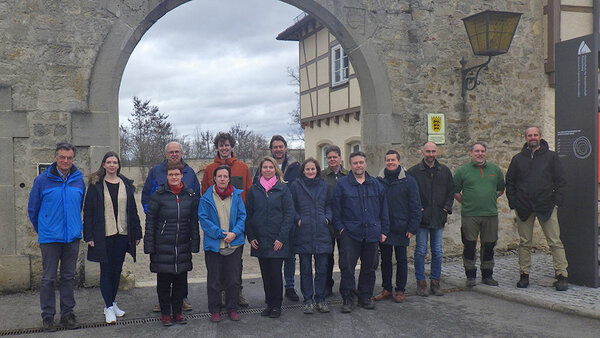 Gruppenfoto vor dem Torbogen der Hochschule Rottenburg