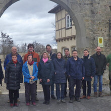 Gruppenfoto vor dem Torbogen der Hochschule Rottenburg