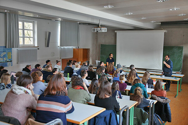 Chris Kühn diskutiert mit Studierenden im Hörsaal