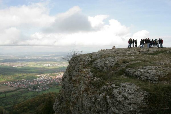 Wanderer stehen auf einem exponierten Felsen