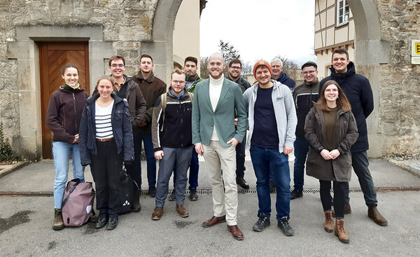Gruppenfoto mit den Teilnehmern vor dem Torbogen der Hochschule Rottenburg
