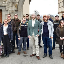 Gruppenfoto mit den Teilnehmern vor dem Torbogen der Hochschule Rottenburg