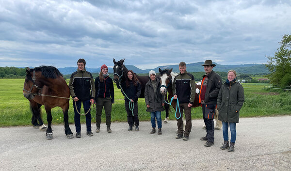 Gruppenfoto mit den Teilnehmern und ihren Pferden