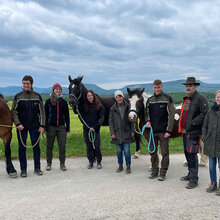 Gruppenfoto mit den Teilnehmern und ihren Pferden