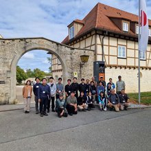 Gruppenfoto vor dem Hochschulgebäude