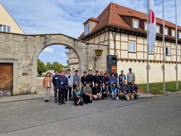 Gruppenfoto vor dem Hochschulgebäude