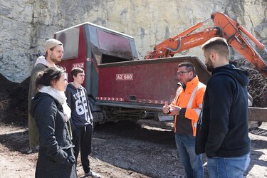 Studierende aus dem 4. Semester im Studiengang „Erneuerbare Energien“ bei der Firma „Bioenergie Zollernalb“ auf Lehrfahrt