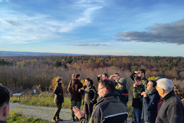 Die Studiernden stehen auf der Kuppe der ehemaligen Kreismülldeponie Dachsklinge.
