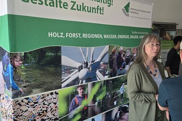 Eine Mitarbeiterin unterhält sich mit einem Besucher