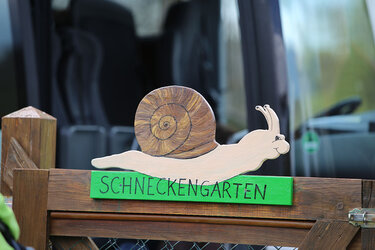 Gartentor mit einem Schild mit der Aufschrift - Schneckengarten