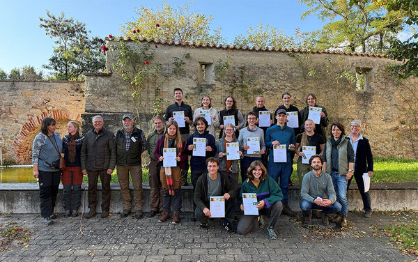 Gruppenfoto mit den Teilnehmern im Innenhof der Hochschule