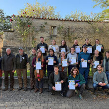 Gruppenfoto mit den Teilnehmern im Innenhof der Hochschule