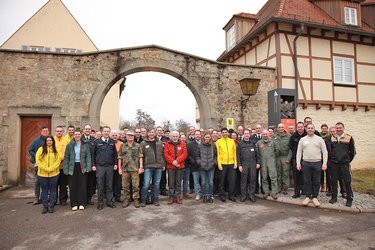 Gruppenfoto vor dem Hochschulgebäude mit den Teilnehmern