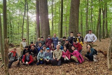 Gruppenfoto mit den Teilnehmern im Wald