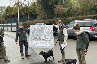 Die Revierleiter Karim Barkouni und Stephan Nöh zeigen die enge Verflechtung von Stadt.- und Waldlandschaft auf der Forstbetriebskarte.