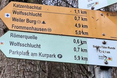 Wanderschilder im Wald