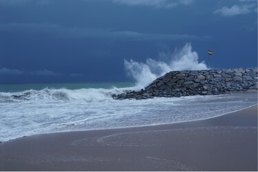 Große Welle bei stürmischen Wetter am Sandstrand