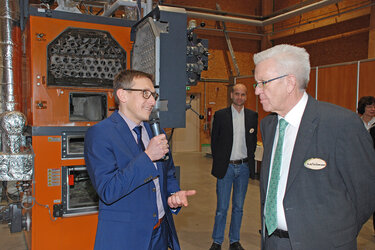 Wie sauber sind Biomasse-Heizanlagen? Der MP im Austausch mit Prof. Harald Thorwarth. (Foto: F. Brodbeck)