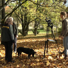 Studentinnen interviewen und filmen die Absolventin im Arboretum der Hochschule Rottenburg
