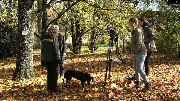 Studentinnen interviewen und filmen die Absolventin im Arboretum der Hochschule Rottenburg