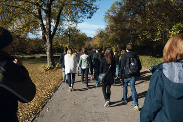 Eine große Gruppe von Studierenden spaziert auf dem Hochschulgelände
