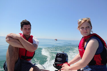 Studierende mit Motorboot auf dem Bodensee - Methodenkurs Bodensee