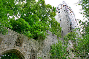 Blick nach oben zum Turm der Weiler Burg