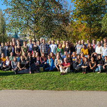 Gruppenfoto mit den Gästen auf dem Campus