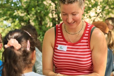 Studiengangskoordinatorin referiert vor den Zuhörerinnen