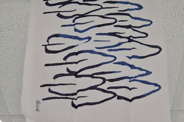 Japanische Tücher mit botanischen Motiven bedruckt, wie sie im forstlichen Arbeitsbereich gerne bei hochsommerlichen Temperaturen verwendet werden. 